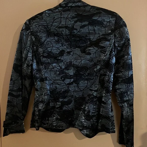 Suit - Picture 3 of 4